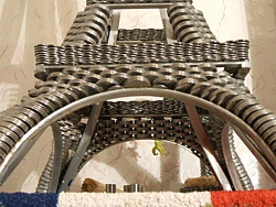Копия Эйфелевой башни. Укреплена алюминиевыми подпорками